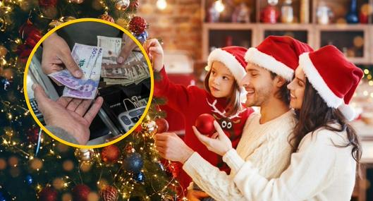 Imágenes de referencia de familia junto a árbol de Navidad y dinero de Colombia.