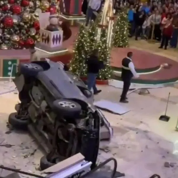 Carro cayó de cuarto piso de parqueadero en centro comercial Guatemala accidente