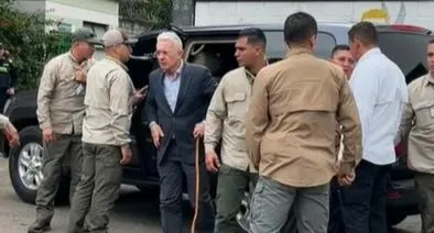 Álvaro Uribe Vélez fue sorprendido con bastón. 