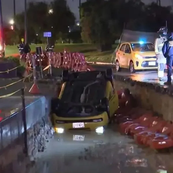 Taxista en Bogotá casi muere ahogado por gigantesco hueco al que cayó cuando manejaba su vehículo. El vehículo quedó en una excavación. 
