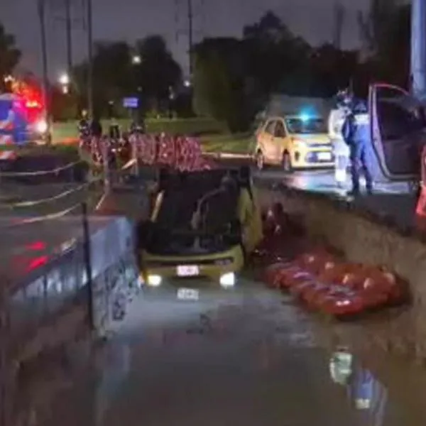 Habló taxista que casi muere ahogado tras caer en enorme hueco en Bogotá