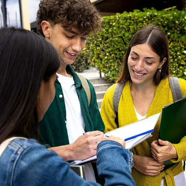 Estudiantes, en nota sobre cómo registrarse a 'Jóvenes a la E', en Bogotá