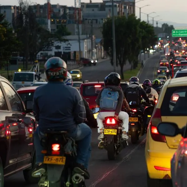 Multa por manejar sin casco ya no da inmobilización para las motos: hay cambio