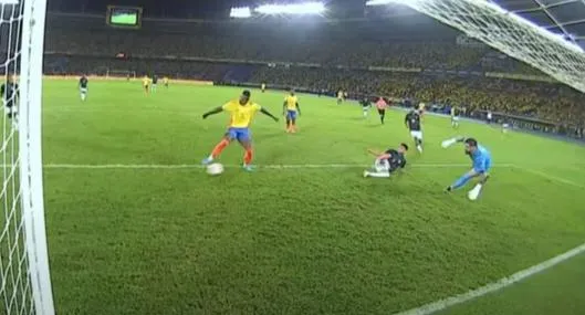 Selección Colombia vs Ecuador hoy: Jhon Córdoba falló gol en Eliminatorias con el arco solo y sin defensas que lo incomodaran.