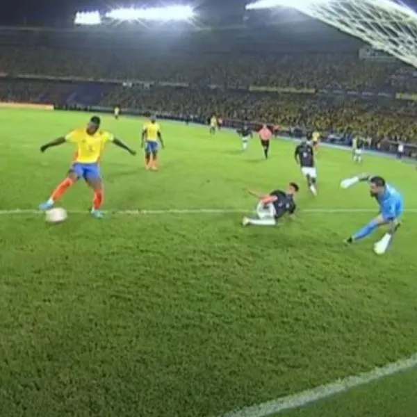 Selección Colombia vs Ecuador hoy: Jhon Córdoba falló gol en Eliminatorias con el arco solo y sin defensas que lo incomodaran.