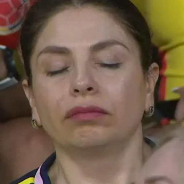 VIeron a colombiana durimiendo en el partido de Colombia Vs. Ecuador 