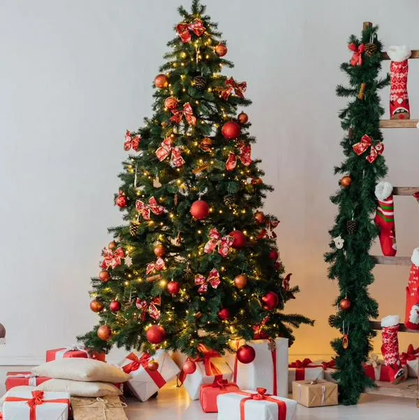 Cuál es mejor árbol de Navidad el del Éxito de $89.950 o del Ara de $69.900