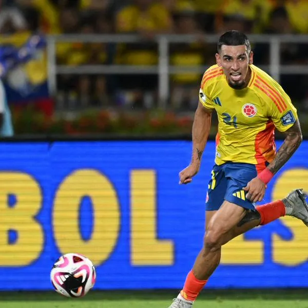 Colombia's defender #21 Daniel Munoz controls the ball during the 2026 FIFA World Cup South American qualifiers football match between Colombia and Ecuador at the Metropolitano Roberto Melendez stadium in Barranquilla, Colombia, on November 19, 2024. (Photo by Raul ARBOLEDA / AFP)