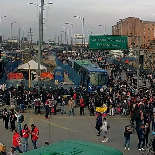 Caos en la Autopista Sur por bloqueos que impiden el paso a miles de usuarios desde Soacha y la salida de Bogotá. Transmilenio no presta servicio. 