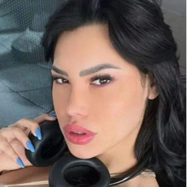 Ana del Castillo dice que le escribe a Karol G a diario pero no le contesta