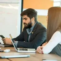 Foto de hombre distraído, en nota de qué significa que una persona mire celular al hablar con otra, según psicología