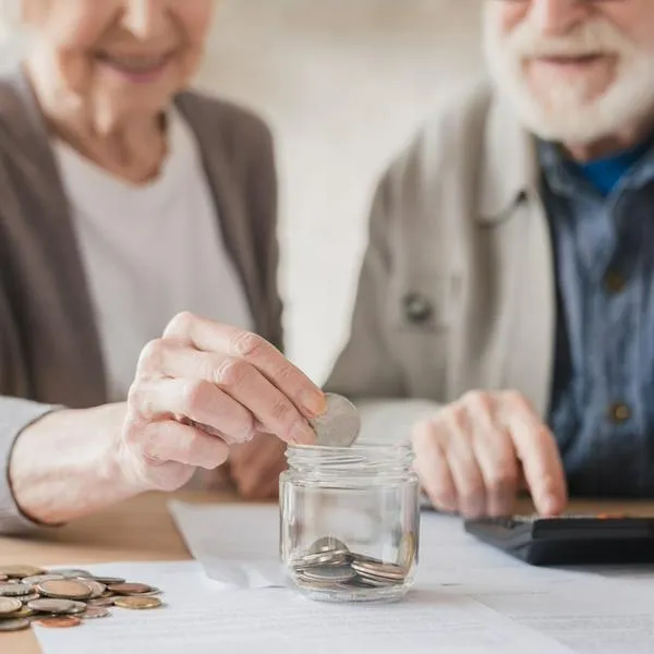 Mesada 13 para pensionados en Colombia: cómo se calcula el pago extra de diciembre y qué pasa si el fondo pensional no gira el dinero.