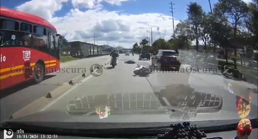 Accidente de moto en Bogotá e indiferencia de conductores quedó grabado: video