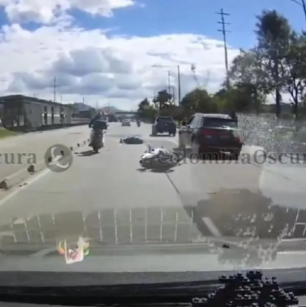 Accidente de moto en Bogotá e indiferencia de conductores quedó grabado: video