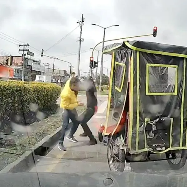 Riña en Plaza de las Américas: bicitaxista le dio correazo a peatón en plena vía