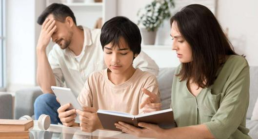 Foto de padres preocupados, en nota de qué hacer si el colegio niega el cupo a su hijo para el otro año