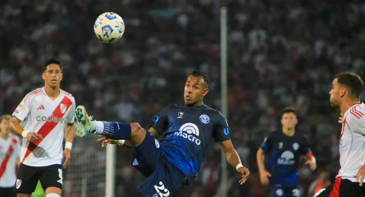 Se conoció video de Sebastián Villa siendo agredido por jugador de River Plate: a la mansalva