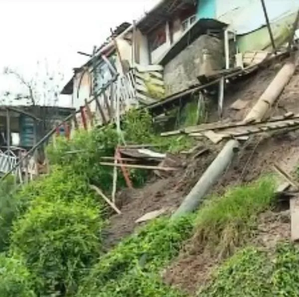 Evacuan a 36 familias en Bogotá por riesgo de colapso de una montaña. Muchas personas quedaron sin nada y perdieron sus viviendas. 