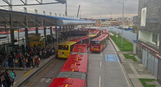 Caos en Portal Américas de Transmilenio por largo trancón. Usuarios llevan casi 1 hora sin poder salir del paradero y no han llegado a sus trabajos.