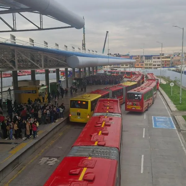 Caos en Portal Américas de Transmilenio por largo trancón. Usuarios llevan casi 1 hora sin poder salir del paradero y no han llegado a sus trabajos.