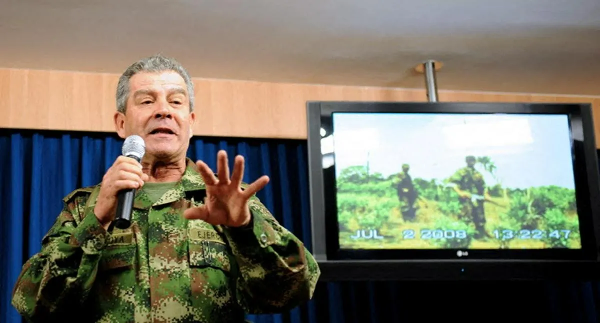 Colombian Army Chief general Mario Montoya coments a footage shown during a press conference on July 4, 2008 by the Colombian Defence Ministry, taken during the rescue operation of French-Colombian former politician Ingrid Betancourt and other 14 FARC hostages on Wednesday. Colombian Defence Minister Juan Manuel Santos denied that the rescue had been achieved through the payment of a ransom. AFP PHOTO MAURICIO DUENAS (Photo by MAURICIO DUENAS / AFP)