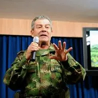 Colombian Army Chief general Mario Montoya coments a footage shown during a press conference on July 4, 2008 by the Colombian Defence Ministry, taken during the rescue operation of French-Colombian former politician Ingrid Betancourt and other 14 FARC hostages on Wednesday. Colombian Defence Minister Juan Manuel Santos denied that the rescue had been achieved through the payment of a ransom. AFP PHOTO MAURICIO DUENAS (Photo by MAURICIO DUENAS / AFP)