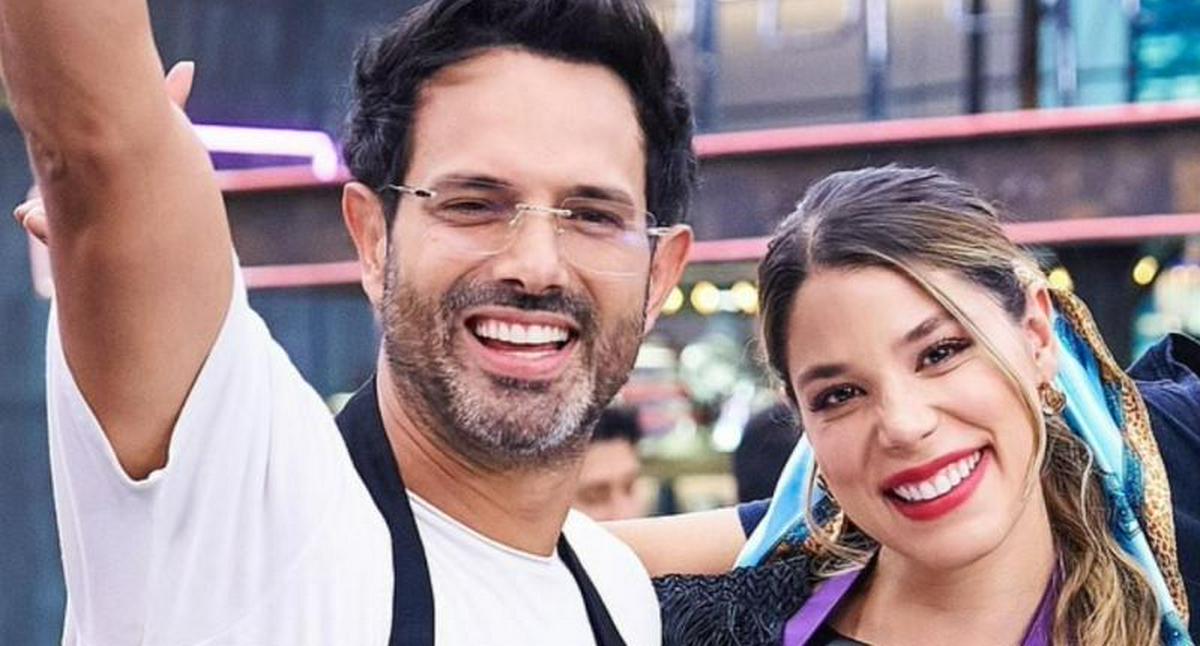 El actor Alejandro Estrada preparó romántica sorpresa a su novia Dominica Duque por su debut en Noticias RCN. Acá, cuál fue el detalle.