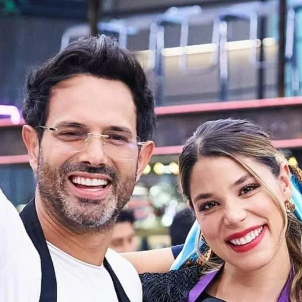 El actor Alejandro Estrada preparó romántica sorpresa a su novia Dominica Duque por su debut en Noticias RCN. Acá, cuál fue el detalle.