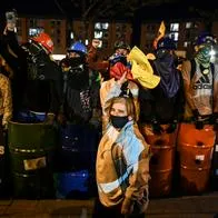 Condenan a 20 años de cárcel a dos jóvenes de 'primera línea' por ataque a CAI, en Bogotá