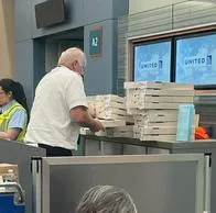 Piloto de United Airlines les gastó pizza a 155 pasajeros por retraso en vuelo de Estados Unidos: detalles