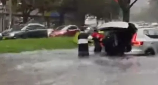 Inundación en Bogotá: camioneta quedó atrapada por lluvías en carrera séptima