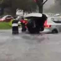 Inundación en Bogotá: camioneta quedó atrapada por lluvías en carrera séptima