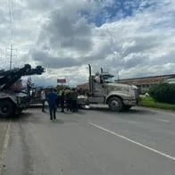 Calle 80 de Bogotá hoy: camión se varó y causó trancón: Transmilenio, afectado