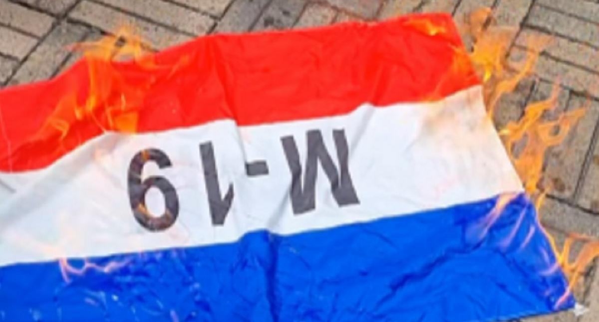 Queman bandera del M-19 en protestas contra Gustavo Petro.