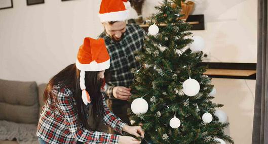 Foto de familia navideña, en nota de qué significa poner decoración de Navidad antes de tiempo, según la psicología