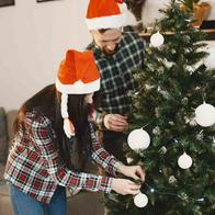 Foto de familia navideña, en nota de qué significa poner decoración de Navidad antes de tiempo, según la psicología