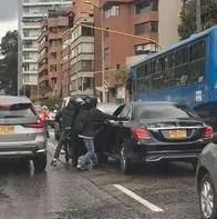 Foto de atraco, en nota con video en Bogotá de cómo fue atraco con armas a luz del día en carrera Séptima