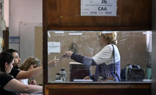 Uruguay elige a su próximo presidente en un balotaje de final abierto