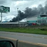 Incendio en Bogotá hoy: bodega en Fontibón se prendió en llama y hubo susto