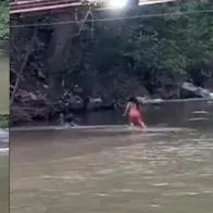 Video: creciente en río de Ciénaga por poco se los lleva y a su perro