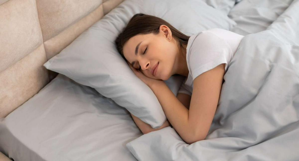 Foto de persona dormida, en nota de qué significa dormir siempre agarrado a la almohada, según psicología 