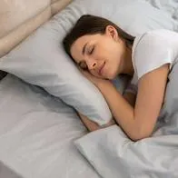 Foto de persona dormida, en nota de qué significa dormir siempre agarrado a la almohada, según psicología 