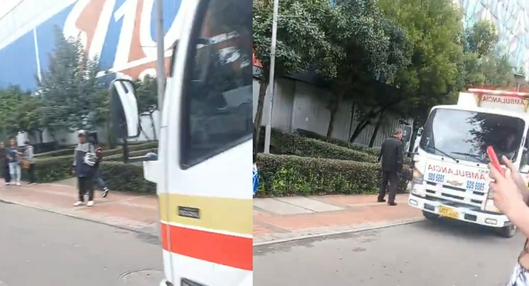 Captura de pantalla de ambulancia que transitó por ciclorruta del Portal 80 de Bogotá.