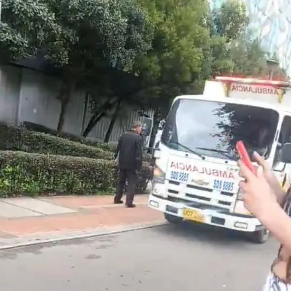 Captura de pantalla de ambulancia que transitó por ciclorruta del Portal 80 de Bogotá.