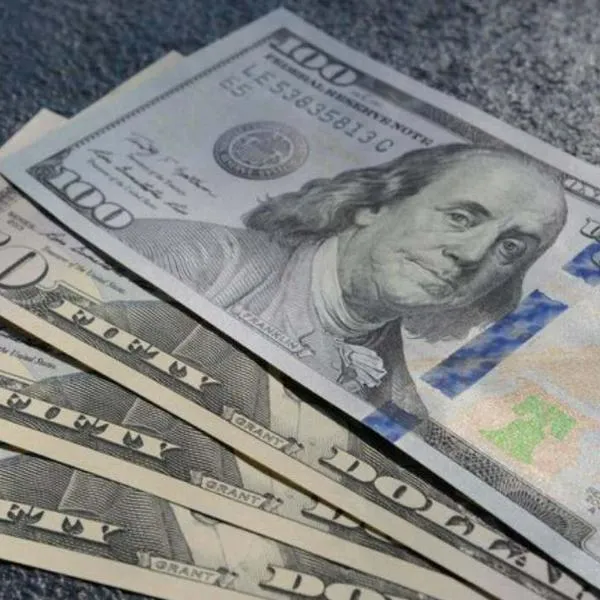 Dólar en Colombia cierra a la baja y se aleja de los $4.400