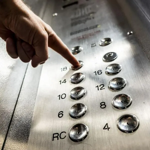 Si se queda encerrado en un ascensor se queda sin oxigeno; expertos dicen que no