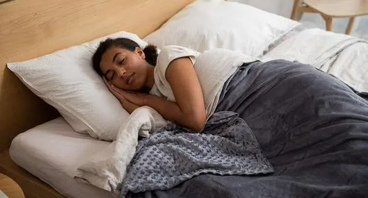 Foto de mujer dormida, en nota de qué significa dormir sobre el lado derecho, según psicología 