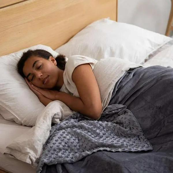 Foto de mujer dormida, en nota de qué significa dormir sobre el lado derecho, según psicología 
