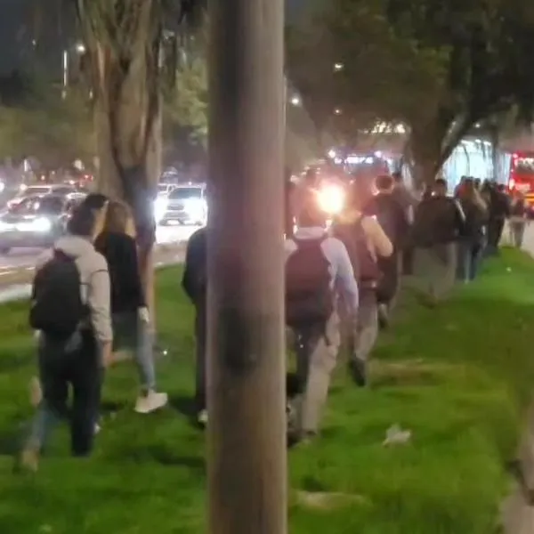 Bus de TransMilenio varado colapsó la movilidad en Bogotá; usuarios caminan a sus casas