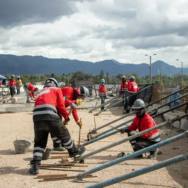 Imagen de referencia de trabajadores en obras de la avenida el Rincón en Bogotá.